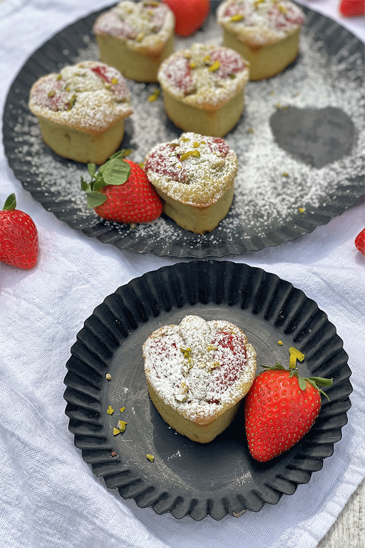 Mandelkuchen mit Pistazien und Erdbeeren in Herzform