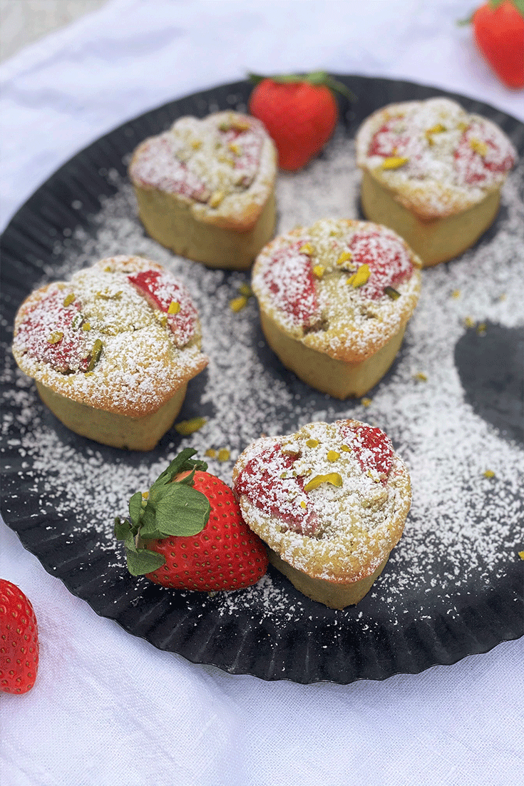 Erdbeeren und Pistazien als kleine Mandelküchlein