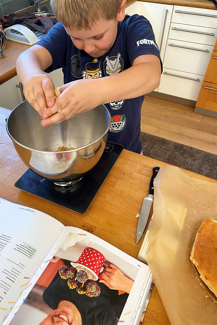 Kuchen zerbröseln für Cakepops