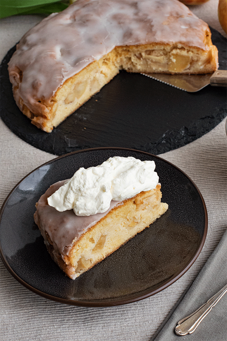 Anschnitt Apfelkuchen mit Zitronenguss