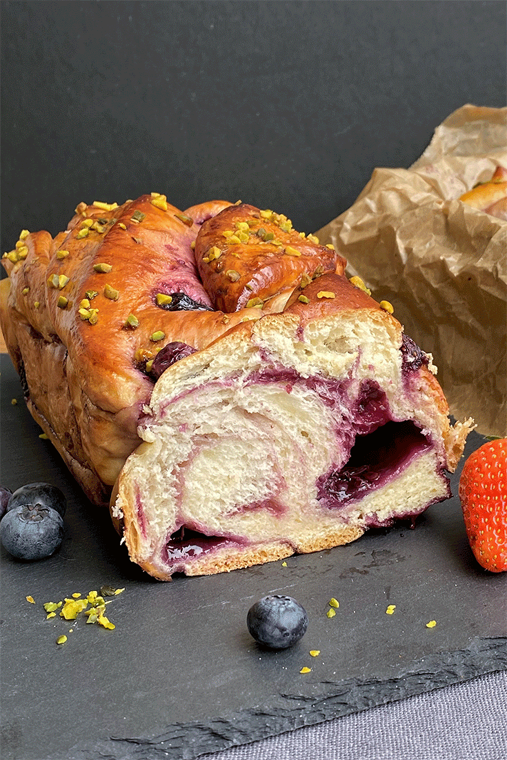 Anschnitt Babka Beerenfüllung