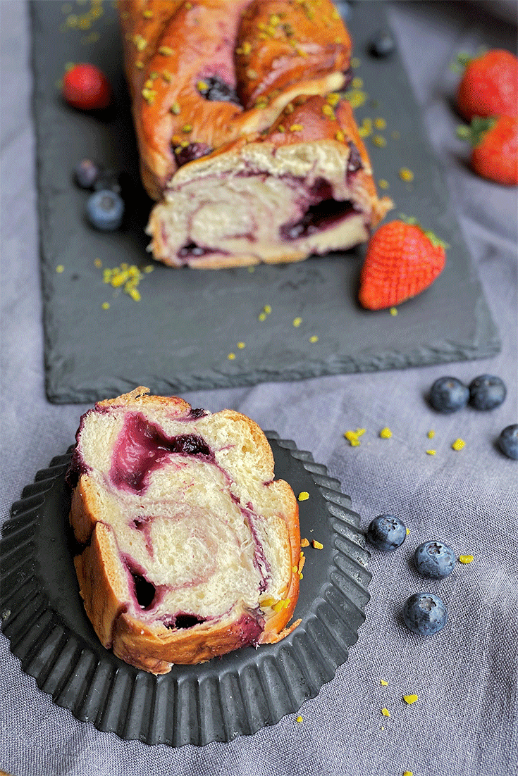 Anschnitt Babka mit Beeren gefüllt