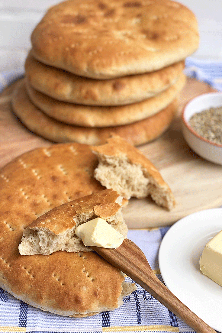 Anschnitt Brödkakor mit Buttermesser