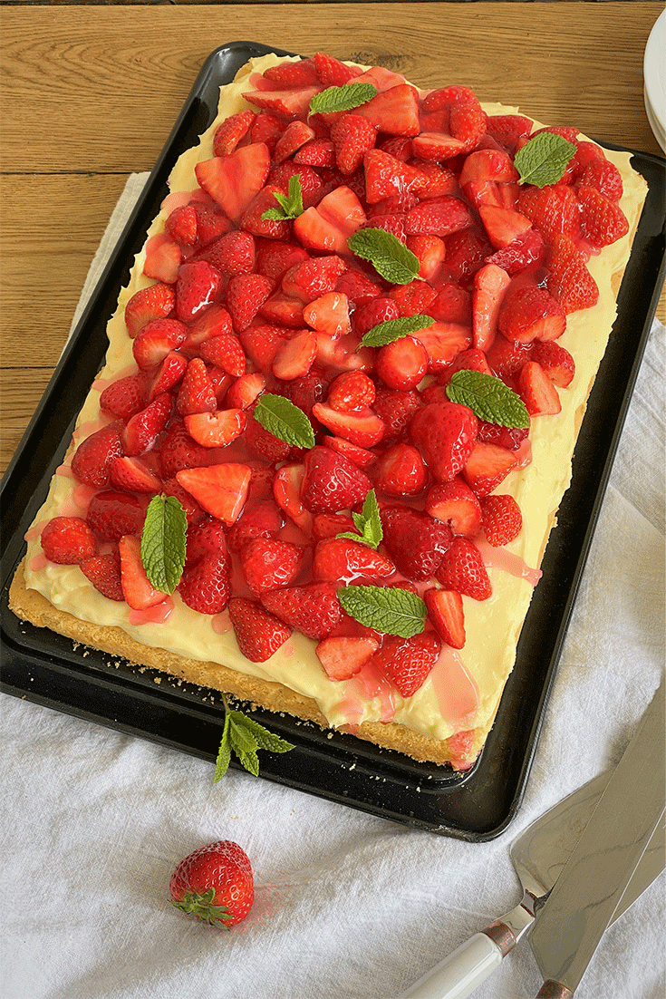 Blechkuchen mit Erdbeeren und Puddingcreme