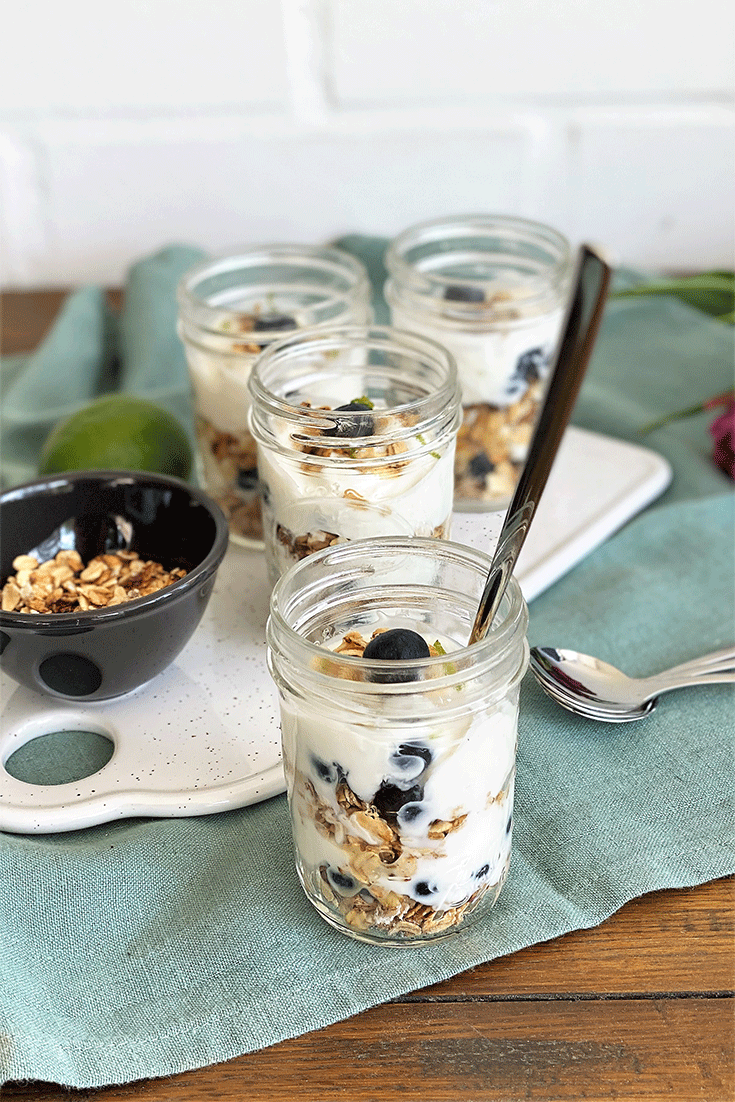 Schichtdessert mit Beeren, Haferflocken und Skyr