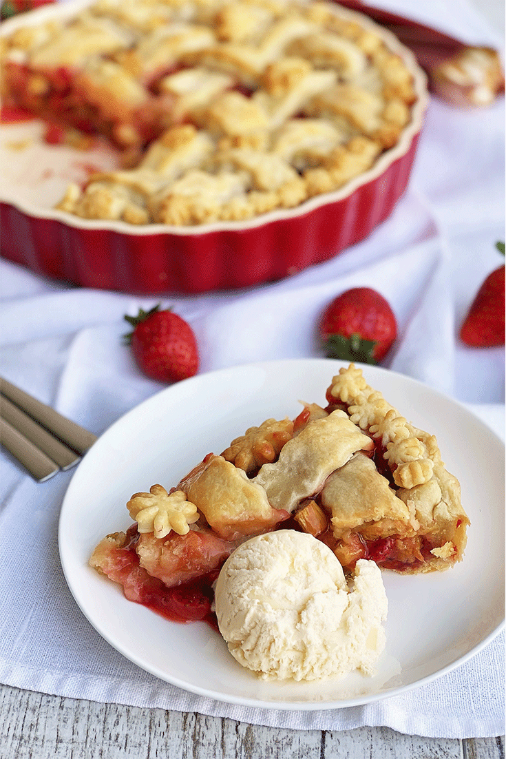 Anschnitt Erdbeer-Rhabarber-Pie mit Vanilleeis
