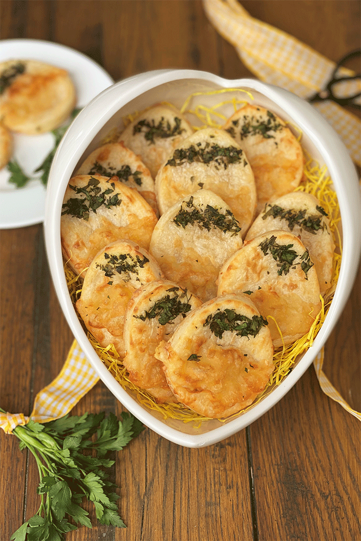 Herzhafte Osterkekse mit Sauerrahm, Petersilie und Käse