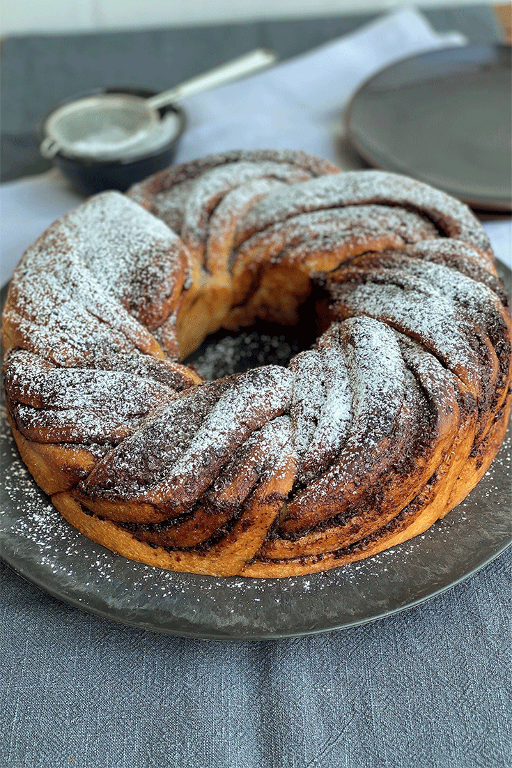 Seitenansicht Süßer, gefüllter Sauerteig-Kranz