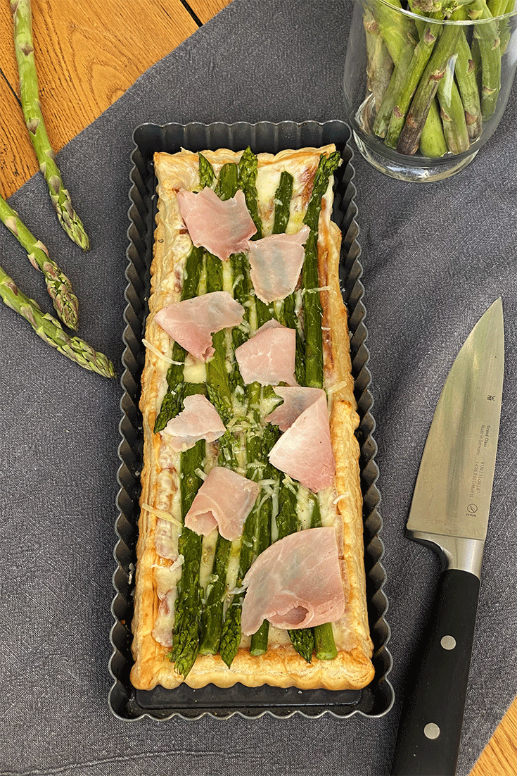 Tarte mit Blätterteig und grünem Spargel