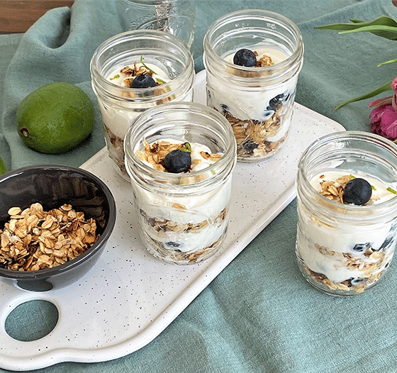 Dessert mit Beeren und Haferflocken