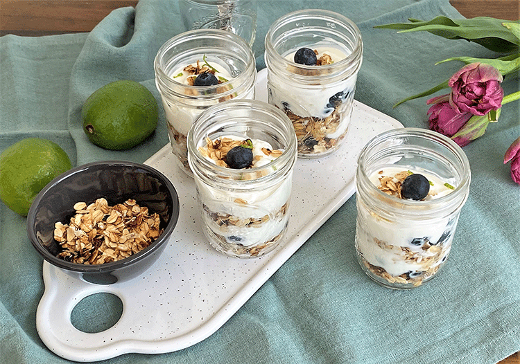 Dessert mit Beeren und Haferflocken