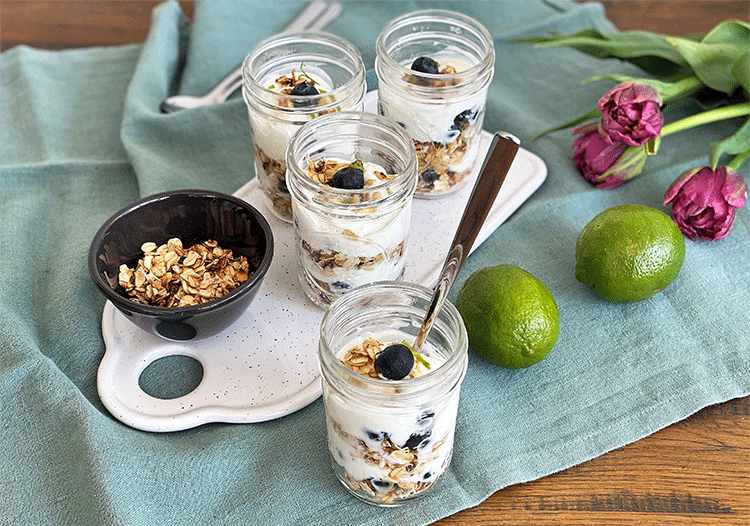 Nachtisch im Glas mit Haferflocken, Blaubeeren und Skyr