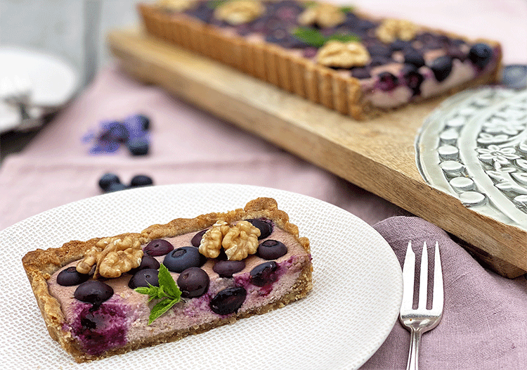 Anschnitt Käsekuchen Tarte Heidelbeeren Walnüsse