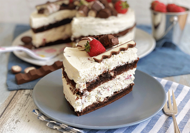 Anschnitt Kinder Schokolade Torte mit Erdbeeren