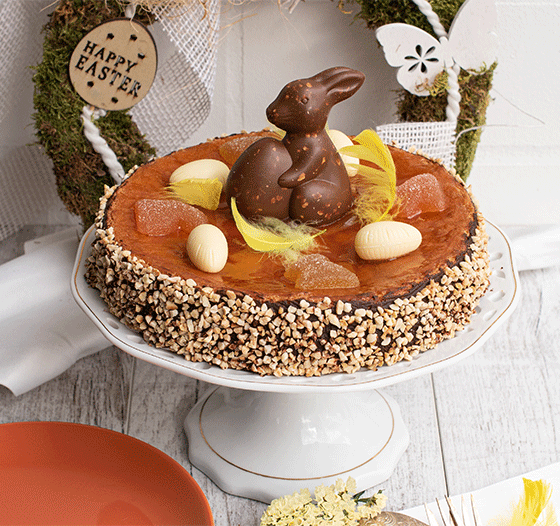 Spanischer Osterkuchen mit bunten Federn