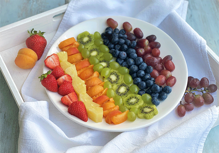 Obst Salat in Regenbogenfarben