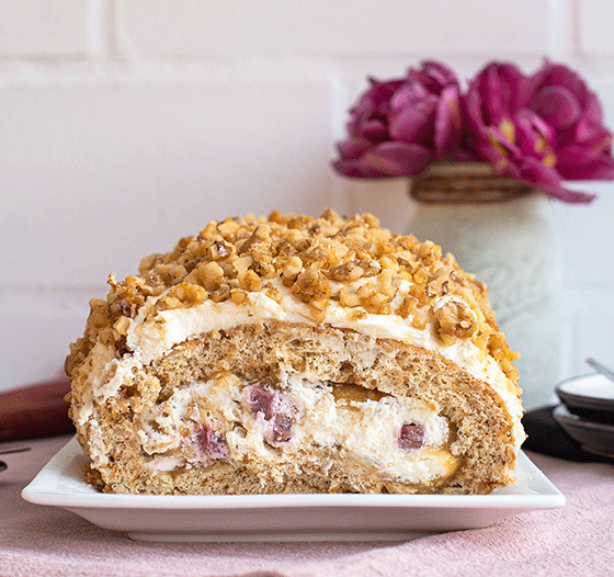 Raffinierte Biskuitrolle mit Rhabarber