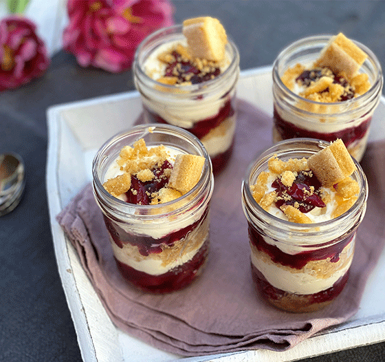 Dessert mit Rhabarber und Mascarpone im Glas