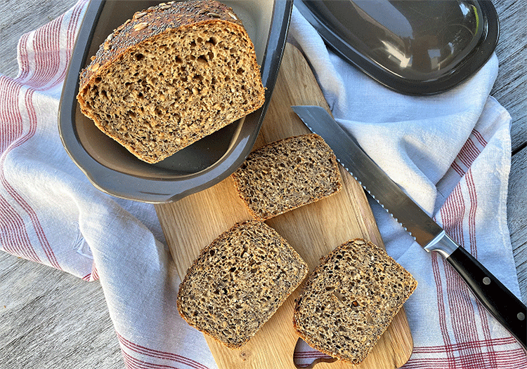 Anschnitt Topfbrot mit Körnern