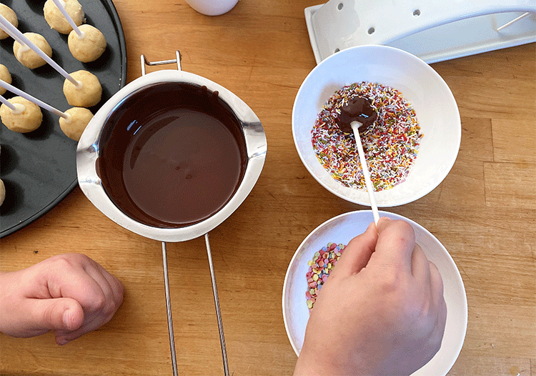 Cakepops mit bunten Zuckerstreuseln