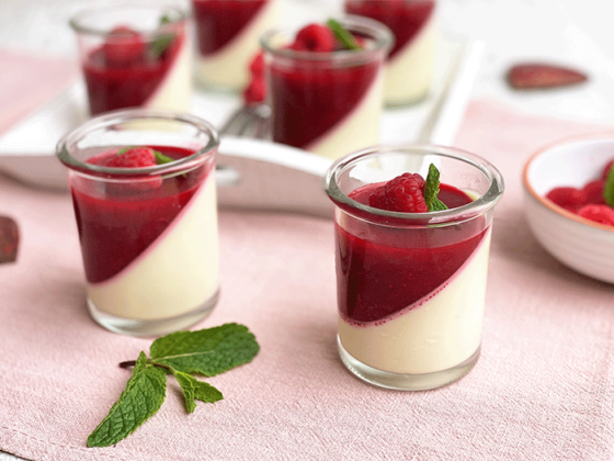 Panna cotta mit Himbeeren