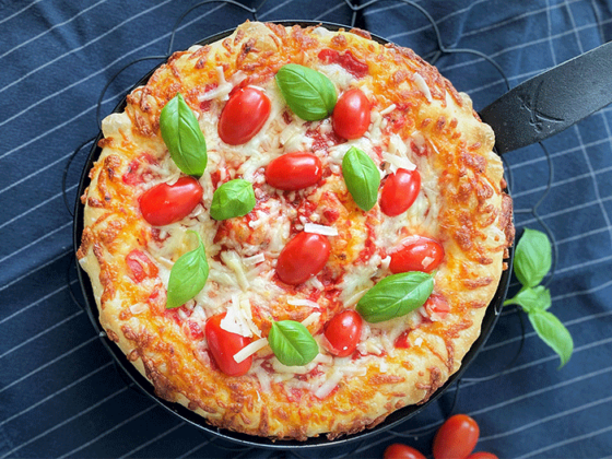 Knusprige Pfannenpizza mit Käse