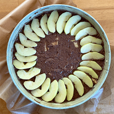 Äpfel auf Kuchen vor dem Backen