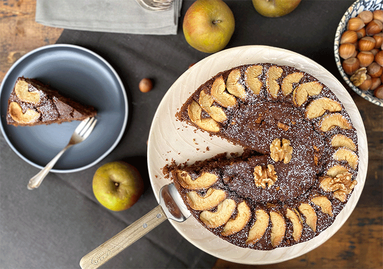 Anschnitt dunkler Apfel-Nusskuchen