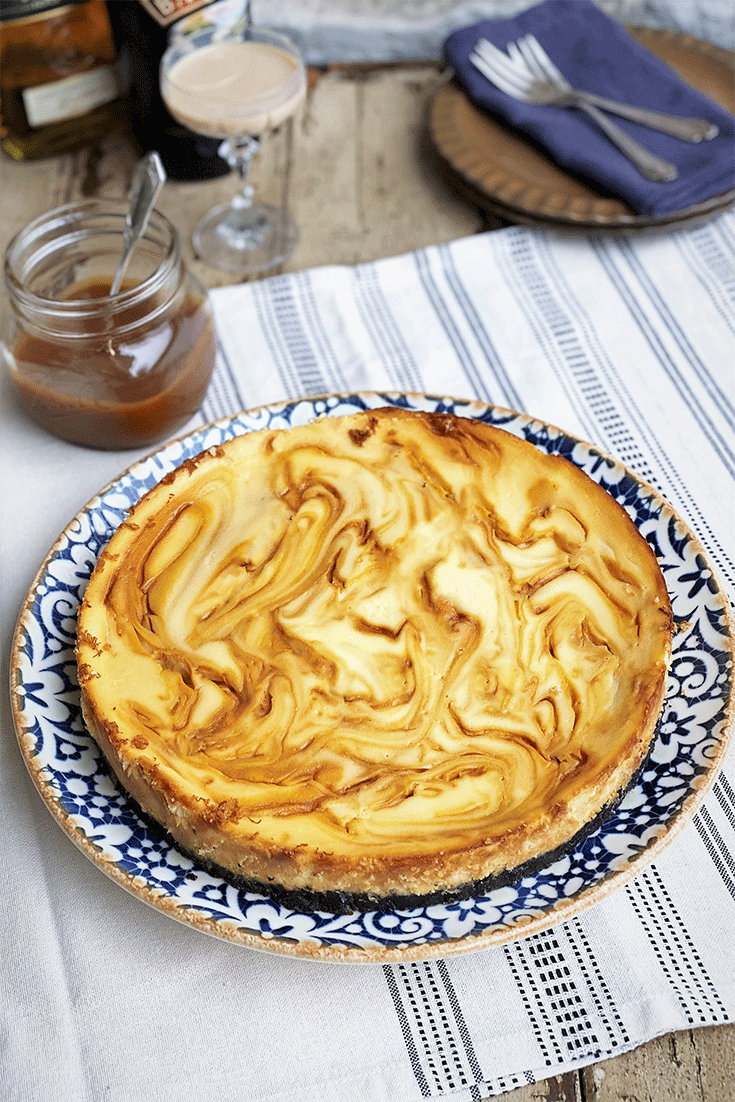 Cheesecake mit Irish Cream und Whiskey-Karamell-Swril