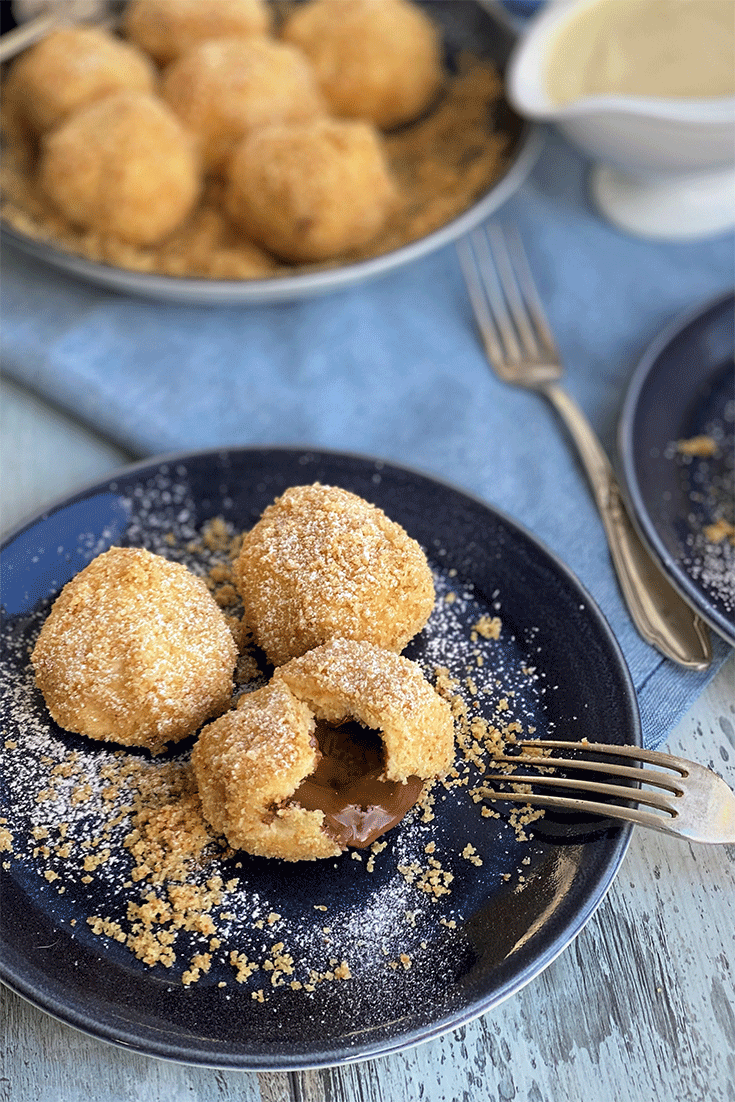 Quarkknödel mit Nougat gefüllt