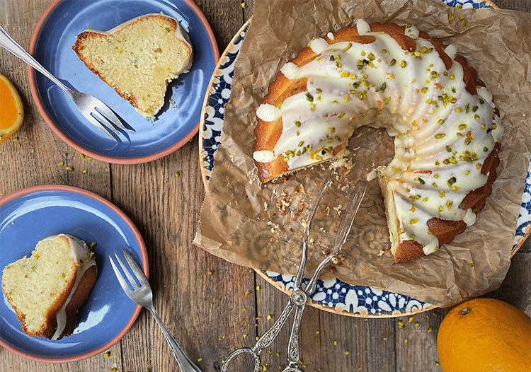 Anschnitt Gugelhupf mit Orangen und Pistazien