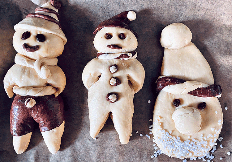 Weckmänner und Nikolaus vor dem Backen