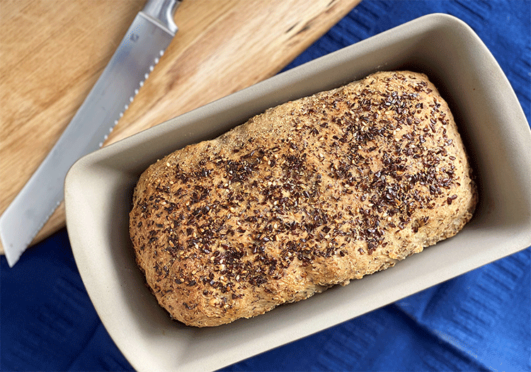 Chia-Dinkel-Brot in der Form gebacken