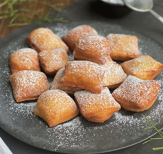 Klassische Beignets mit Puderzucker