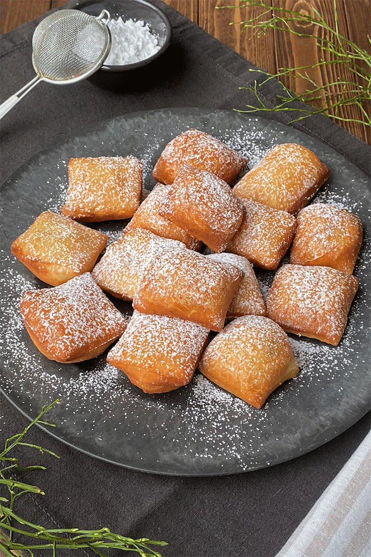 Klassische Beignets mit Puderzucker