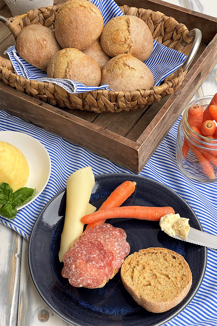 Frühstücksidee Karotten-Joghurt-Brötchen