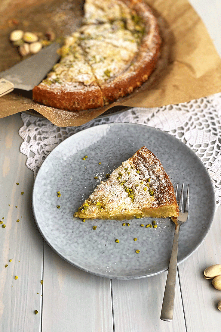 Anschnitt weißer Kladdkaka mit Pistazien