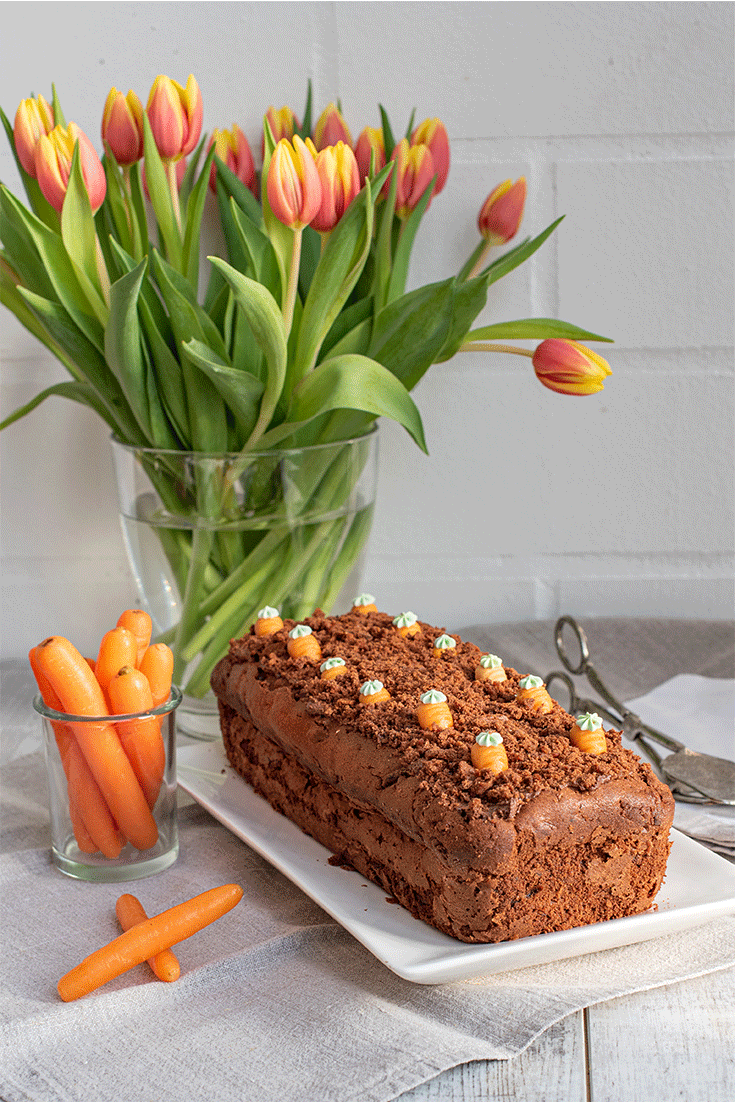 Möhrenkuchen aus der Kastenform mit Schokolade