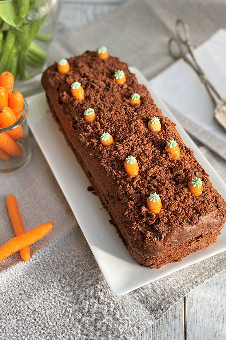 Möhrenkuchen mit Schokolade aus der Kastenform