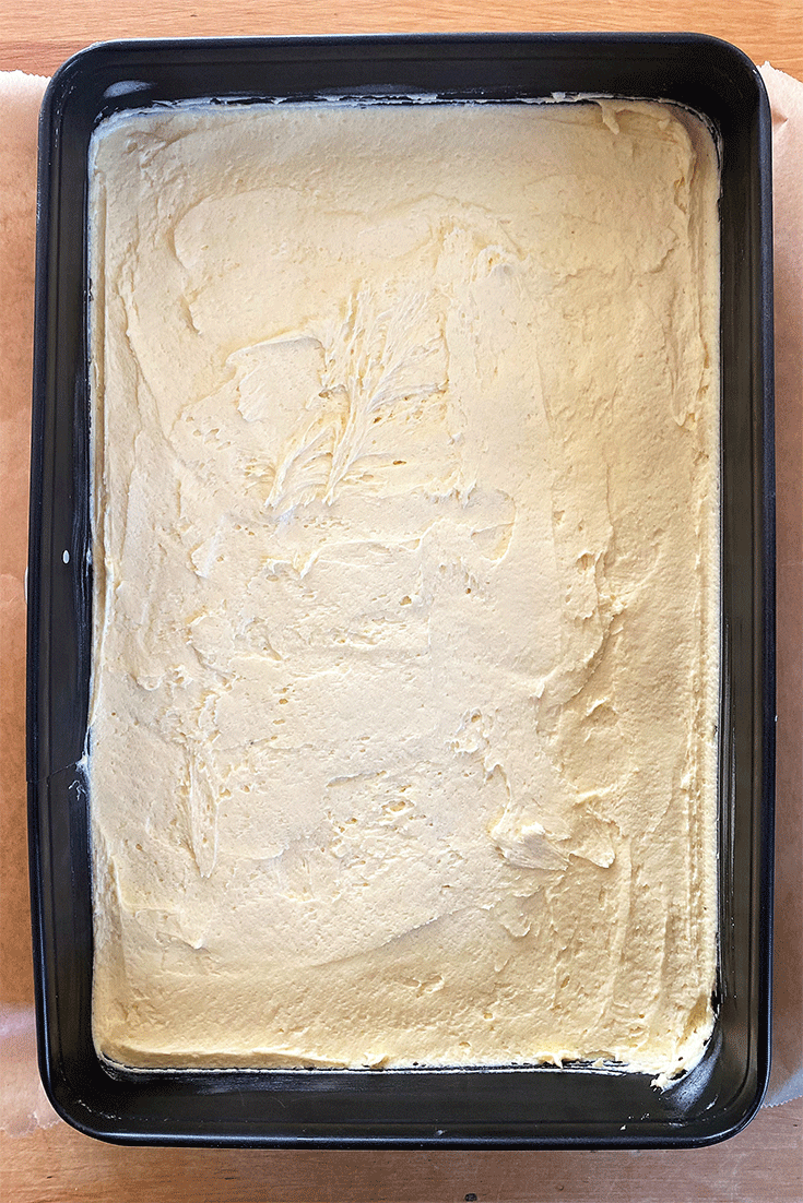 Teig für Spiegeleikuchen vor dem Backen