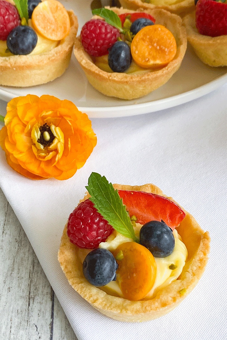 Mürbeteigtörtchen mit Vanillecreme und Früchten
