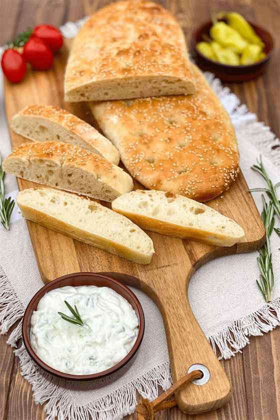 Lagana - Griechisches Fladenbrot mit Sesam - Küchenmomente