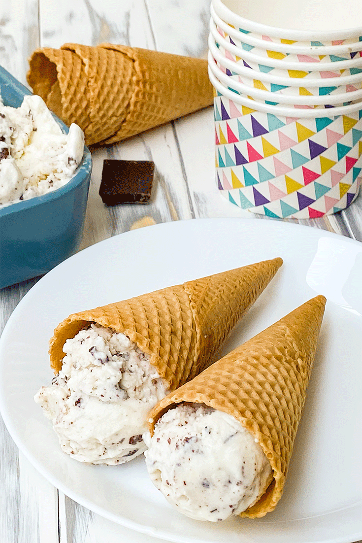 Stracciatella-Eis in Waffel