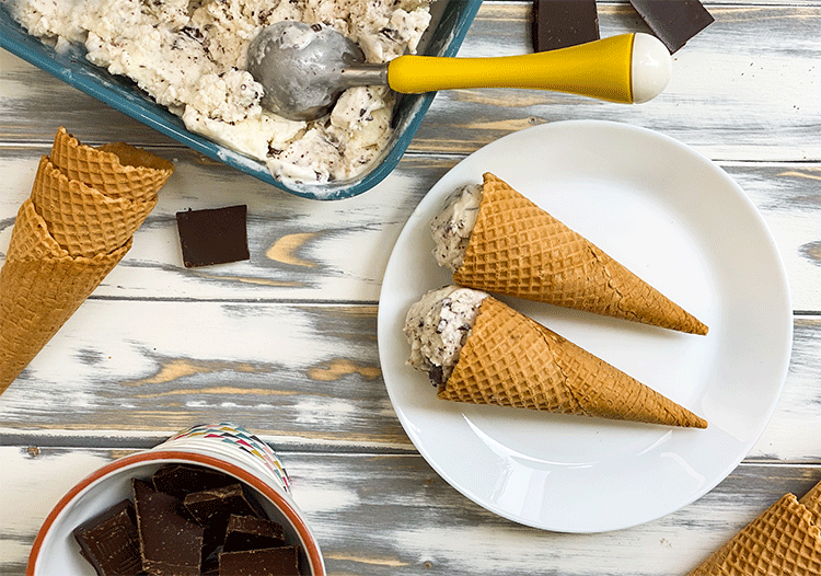 Stracciatella-Eis mit und ohne Eismaschine