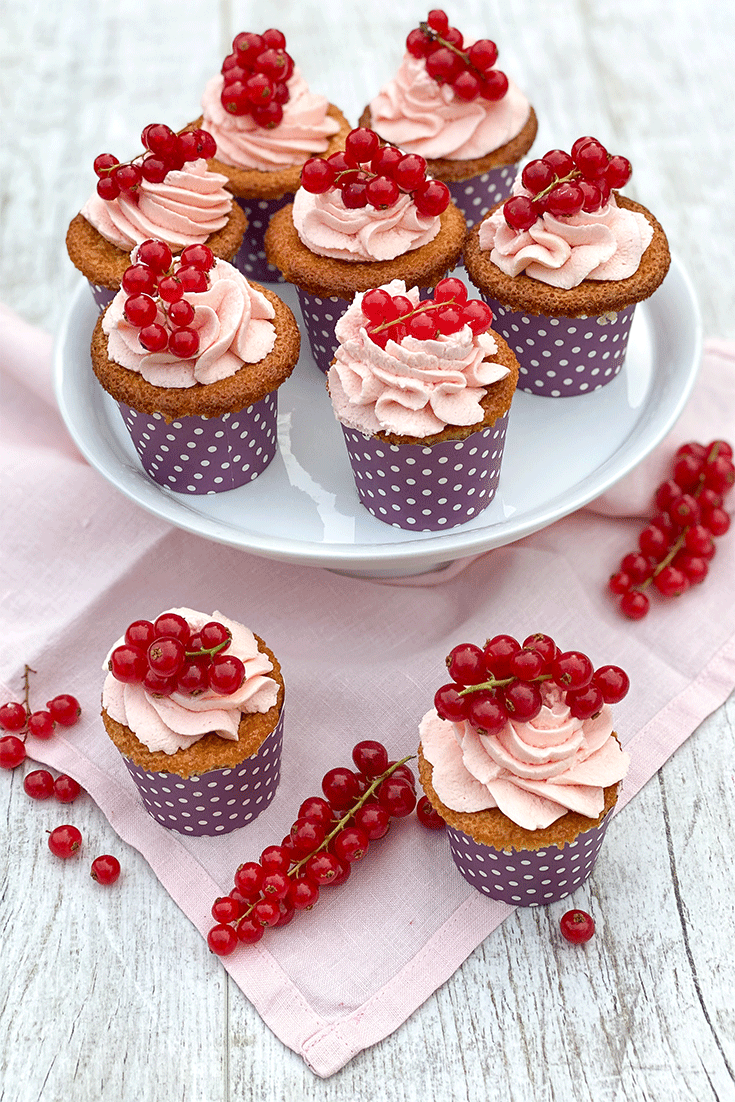 Vanille-Cupcakes mit Johannisbeeren