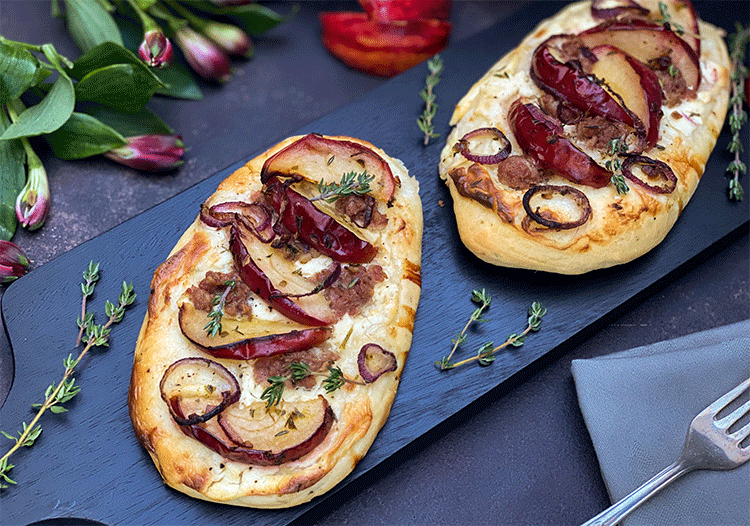 Flammkuchen mit Äpfeln und Salsiccia - Küchenmomente