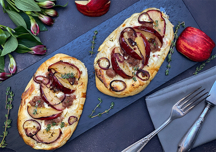 Flammkuchen mit Apfel, Zwiebel und Bratwurst