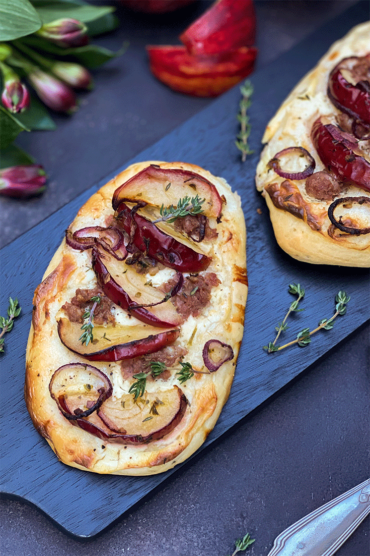 Flammkuchen mit Apfel und Salsiccia