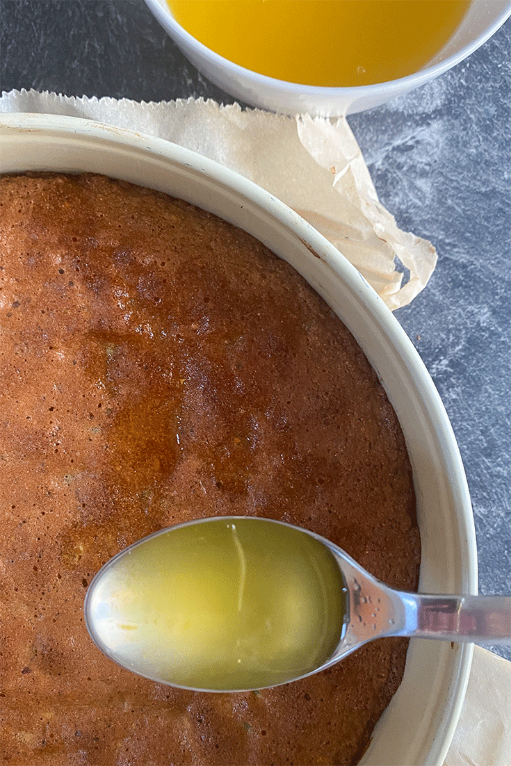 Tränken eines Pistazienkuchens