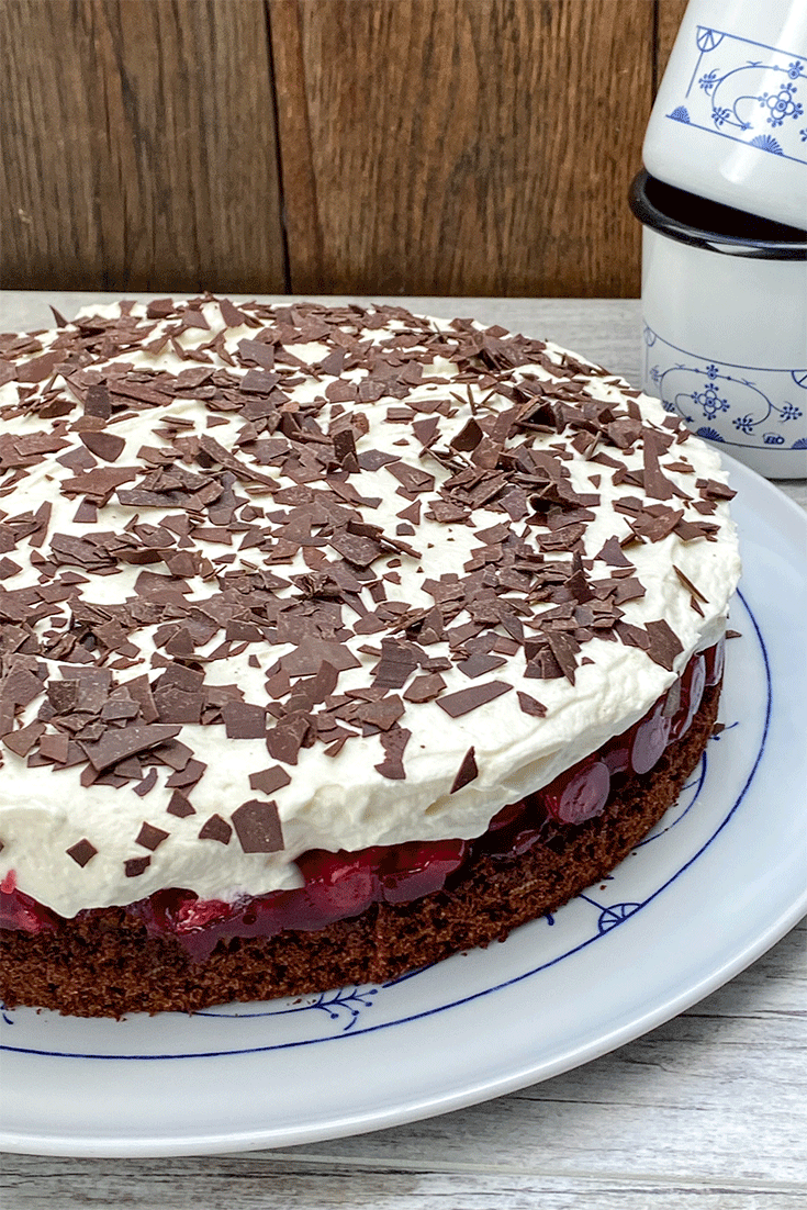 Schoko-Kirsch-Torte mit Sahne und Schokotreuseln